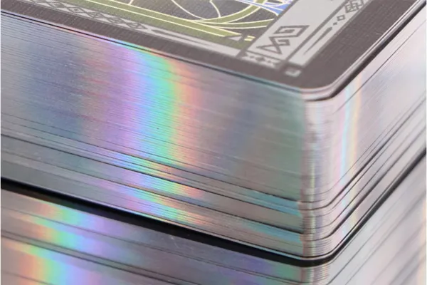 حواف مذهبة باللون الفضي بألوان قوس قزح