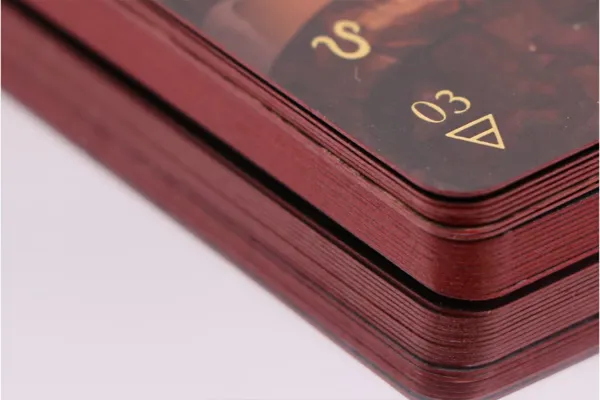 حواف مذهبة حمراء